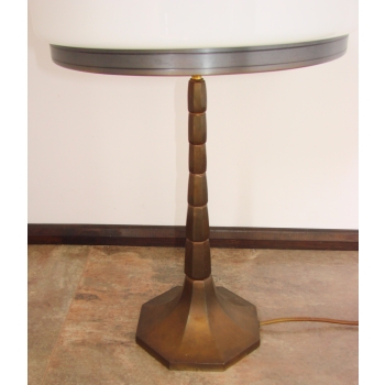 Lampa z białym szklanym kloszem i dekoracyjną podstawą